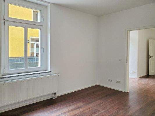 Schlafzimmer, Blick Büro mit Balkon.jpg