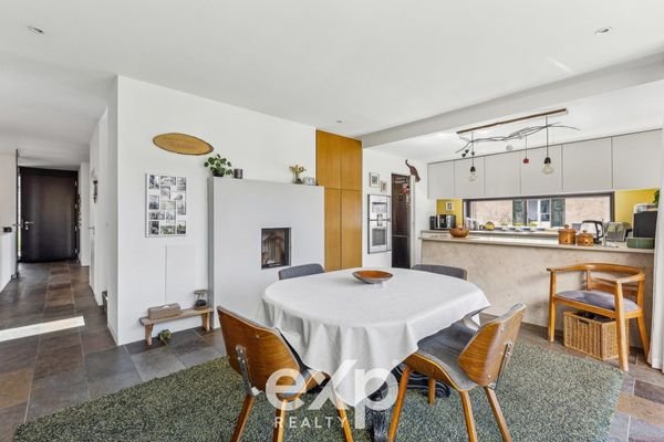 Esszimmer mit Kamin und Zugang zum Garten