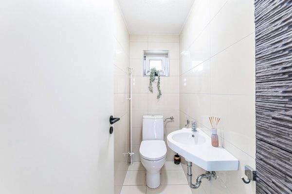 Separates WC mit Fenster