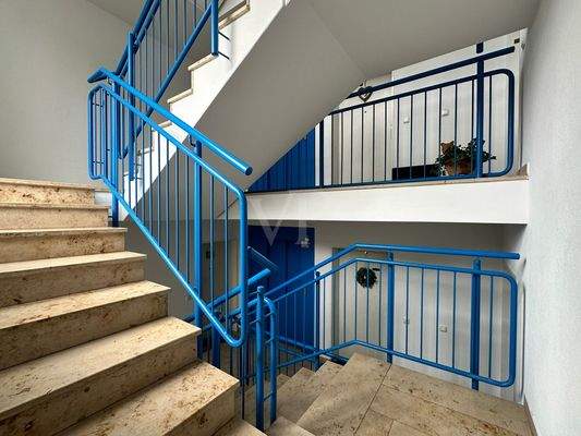 Treppenhaus mit Aufzug