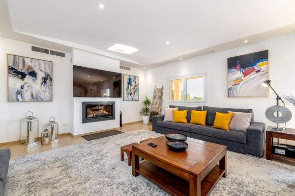 Moderner Wohnbereich mit Kamin