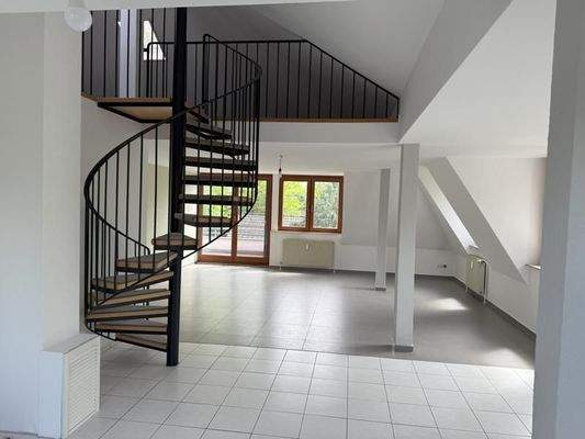 Wohnzimmer und Wendeltreppe.JPG