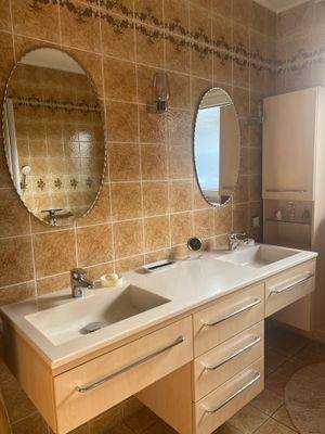 EG - großer Waschtisch im Bad.jpg