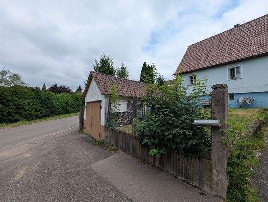 Garagen- und Hausansicht