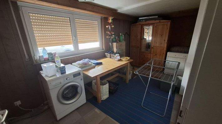 Haushaltsraum mit Toilette