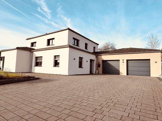 großzügiger Hof (9)