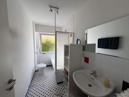 Bad - Wohnung rechts