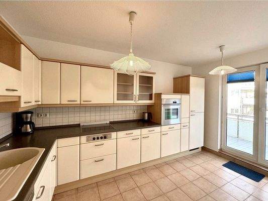 Küche mit Balkonzugang