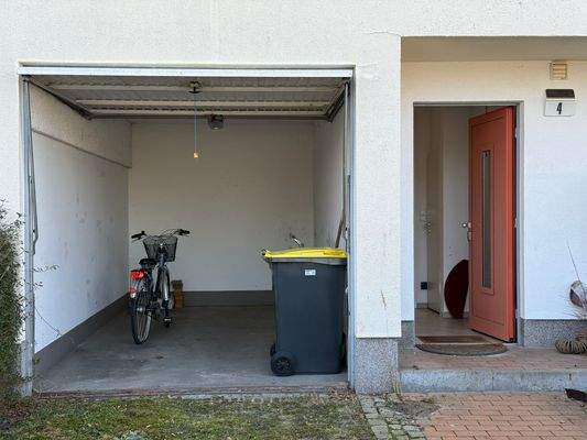 Eingang und Garage.jpg