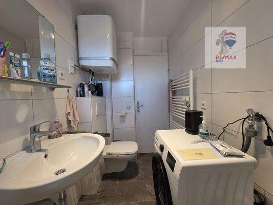 Bad mit Dusche, WB, WC und WM-Anschluss