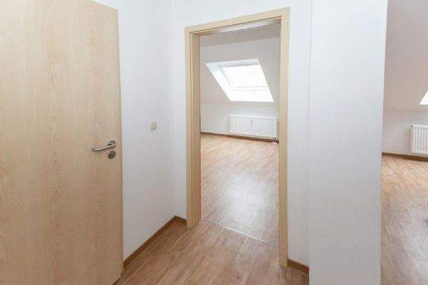 Dachgeschoß Wohnung Flur mit Blick ins Zimmer
