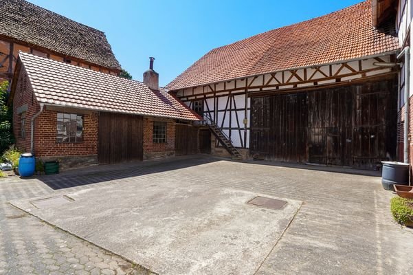 Innenhof mit Blick auf große und Schmiede