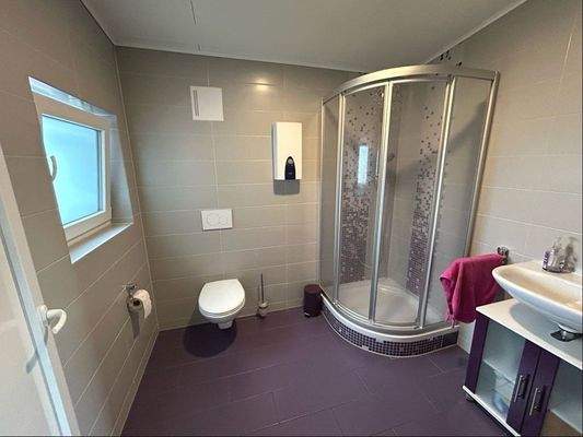 Bad mit WC im Gewerbegebäude