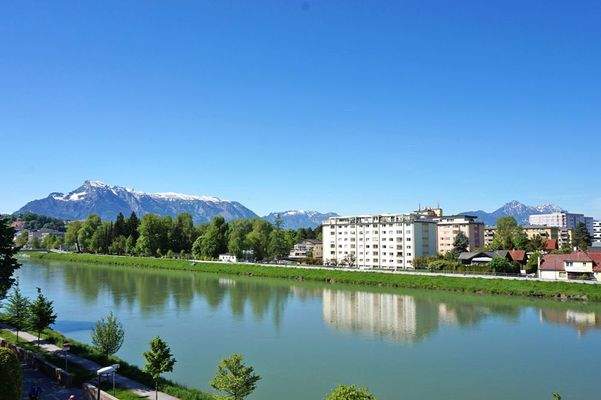 In erster Reihe, direkt an der Salzach gelegen