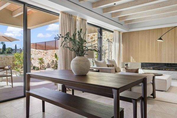 Esstisch und Wohnbereich