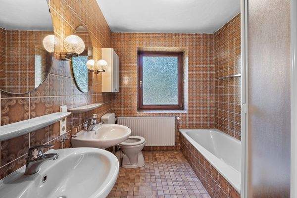 einem großen Bad mit Fenster