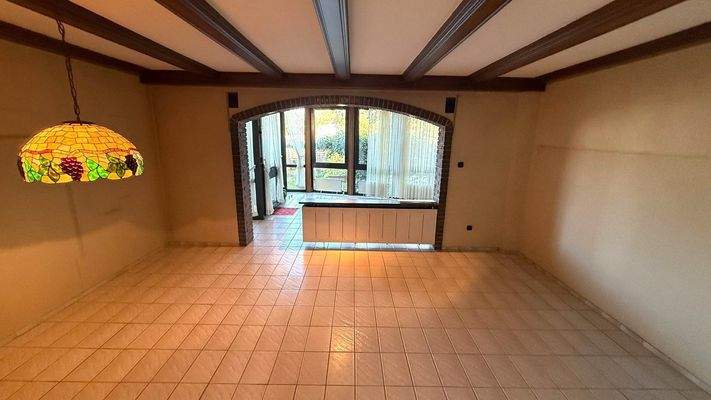 Helles Wohnzimmer mit Gartenblick