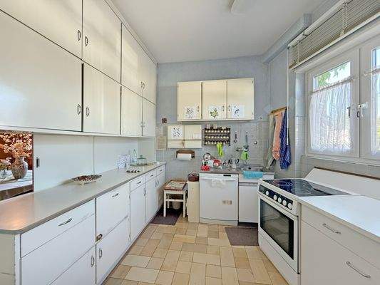 Küche mit Durchreiche