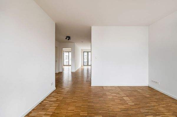 Geräumiger Wohnzimmer-/Küchentrakt