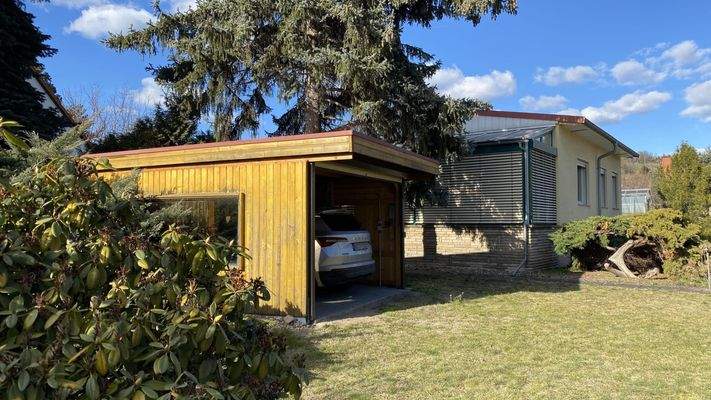 Wohnhaus und Carport