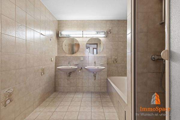 Blick in das erste Badezimmer