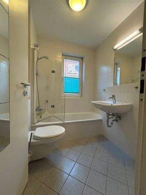 Badezimmer mit Wanne, Fenster und WM-Anschluss