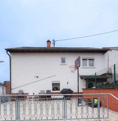 Wohneinheit EG - Ansicht Haus mit Terrasse