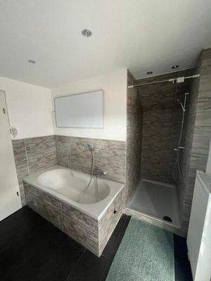 mit Dusche und Wanne