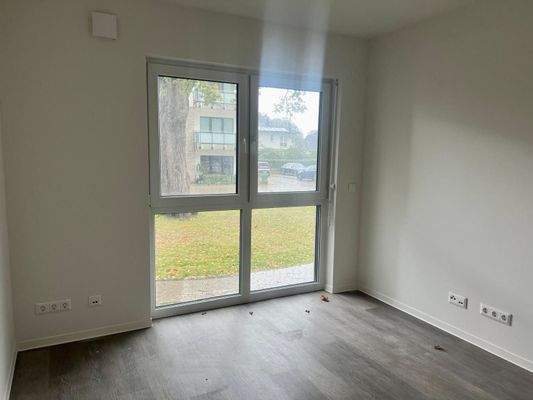 Neubau-Wohnraum mit Fenster