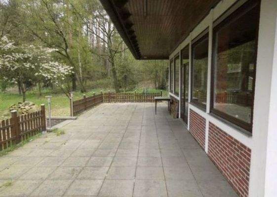 die großzügige Terrasse mit Blick in den Wald