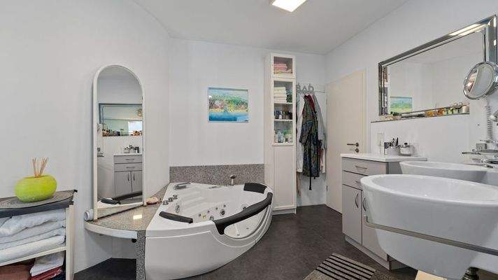 Badezimmer Eckbadewanne