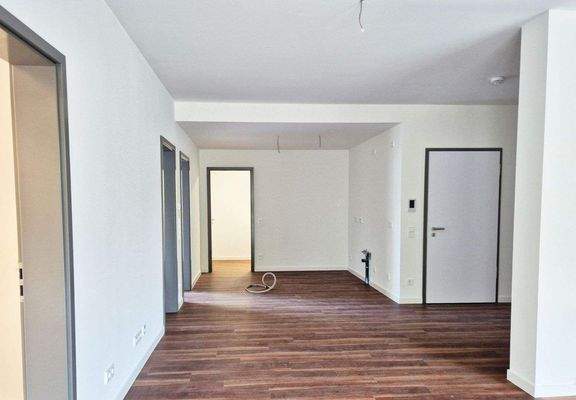 Blick von Wohnraum zu Küche.jpg