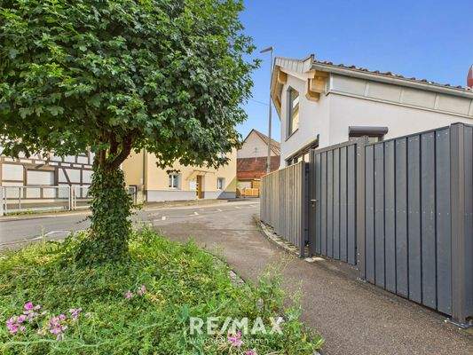 Seitliche Aussenansicht mit Nebennutzflächen