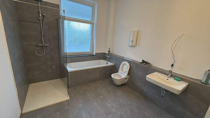 Badezimmer mit Dusche und Badewanne