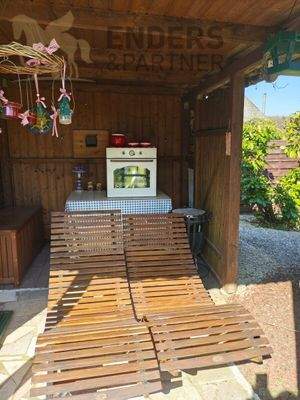 Überdachung am Gartenhaus mit Pizzaofen