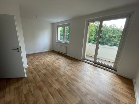 Wohnzimmer mit Balkon