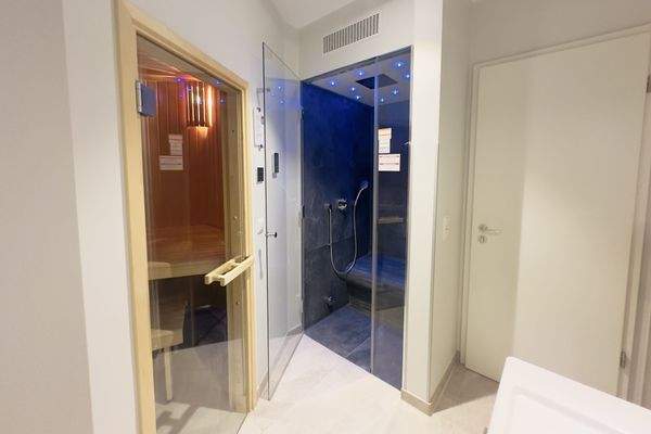 Saune und Regendusche mit Dampffunktion