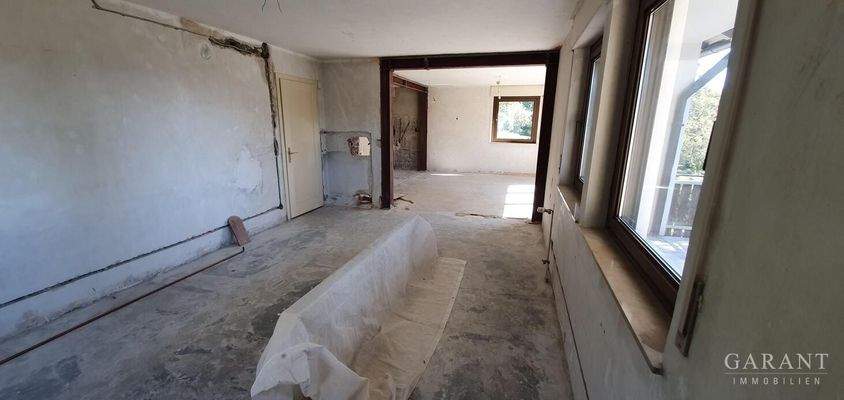 Blick vom Wohn in den Essbereich in