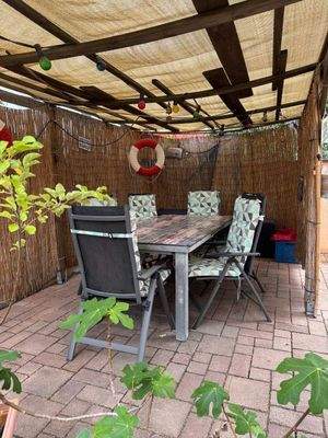 Sitzgruppe im Hof mit Sonnendach