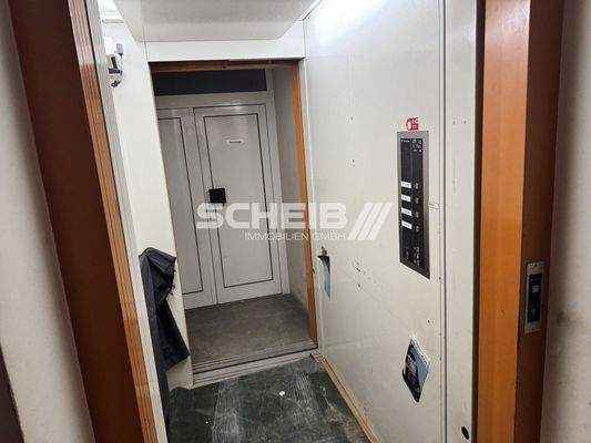 Aufzug bis ins 2. OG