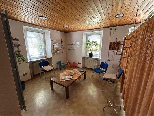 Wohnzimmer (ehem. Wartezimmer) im EG