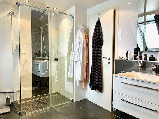 Großzügige Dusche