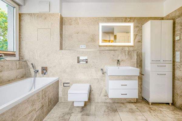 Tagesbelichtetes Vollbadezimmer