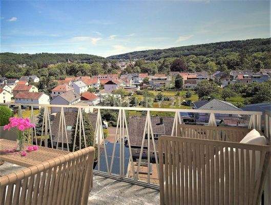 Balkon mit gemütlichen Gartenmöbeln