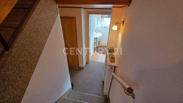 Treppe zum Badezimmer auf der Zwischenetage