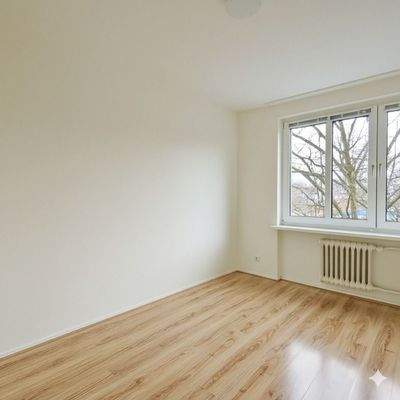 Schlafzimmer ohne Möbel mit KI entfernt