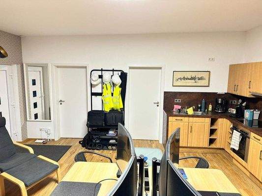 Büroeinheit mit offener Einbauküche