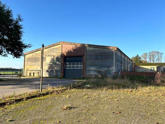 Große Halle mit Vorplatz 