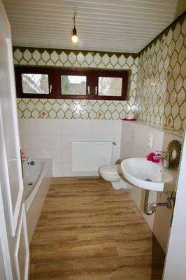 Badezimmer mit Wanne und Dusche