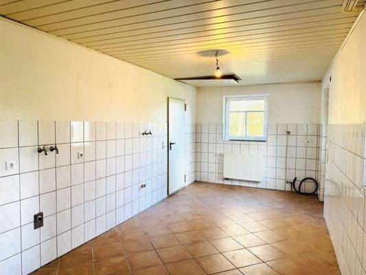 Hauswirtschaftsraum mit Zugang in die Garage und in den Außenbereich